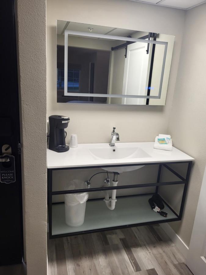 Red Fox Inn And Suites Waverly ภายนอก รูปภาพ