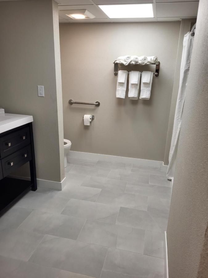 Red Fox Inn And Suites Waverly ภายนอก รูปภาพ